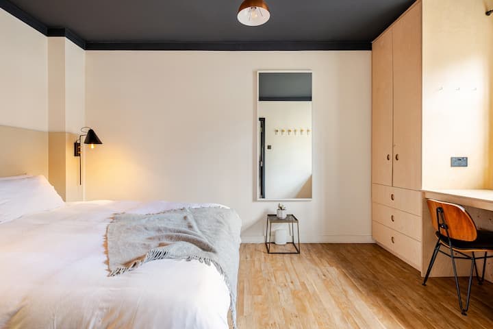 Bedroom alternate view